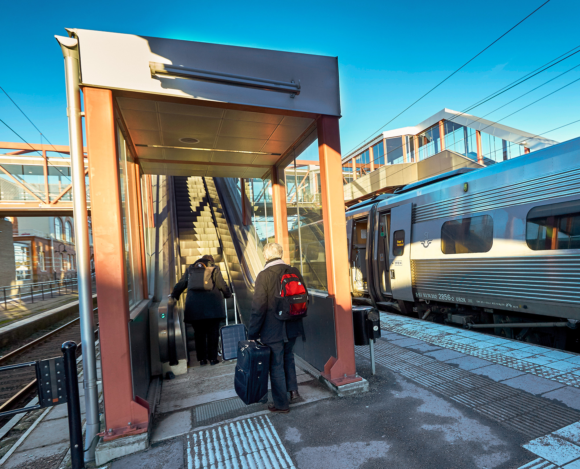 Rulltrappa från ALT Hiss på stationsområde